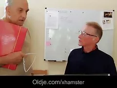 Nette riesigen Titten asiatischen Still ihm Milch