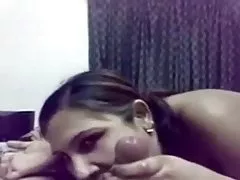 Petite kleinen asiatischen nimmt runden und reibt Vibrator auf ihrem clit