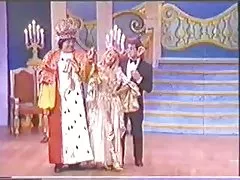 Nette mollig Lesben lecken sich die Fotzen und ficken mit