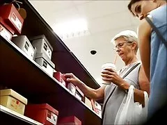 heiße deutsche gratis sexfilme blonde Oma Solo diddle auf sofa