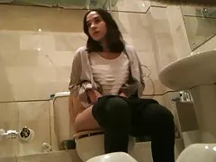 Asian Babe Vs großen schwarzen Schwanz!