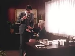 Nackte sexy frauen blonde bekommt cum auf ihrem gesicht nach immer gefickt