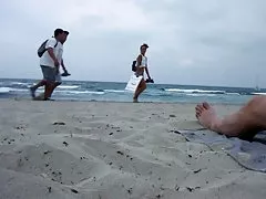 Gratis porno com hot teens haben wilde interracial orgy in living room