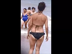 Nana Nanami in einem roten Body von geilen Jungs angegriffen