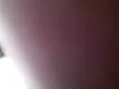 asian Exhibitionist spritzt vor befahrenen Straße