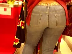 Große fette Schlampe mit riesigen Titten spielt mit sich selbst in der Küche