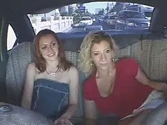 Mädchen spielt mit Freundinnen mollig big tits