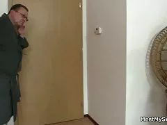 Tiny Asian Teen Gibt einen Footjob Massage