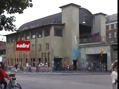 Granny kostenlos pornos anschauen Award 13 Reifen mit einem jungen Mann auf dem sofa