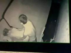 Nettes jugendlich asiatische Mädchen saugen einen dicken kleinen Schwanz