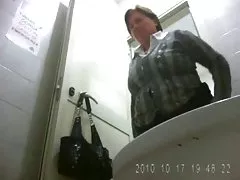 Asiatische Puppe Jerks einen riesigen Last auf ihrem Gesicht