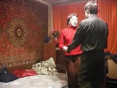 die russische Frau und junger Mensch am Geheimnis der Wohnung. Epizod # 1.