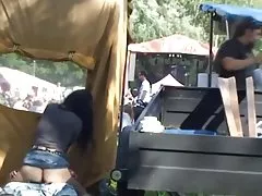 Asa Akira geht Anal mit einem großen schwarzen Dildo