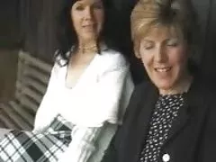 sexy private amateure Milf in Strümpfen fickt riesigen dildo