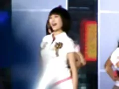 Natürliche Tänzerin bekommt zwei Schwänze