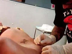 Thai bar Mädchen führt pole dancing