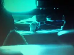 Sexy typ camping an seinem feinsten