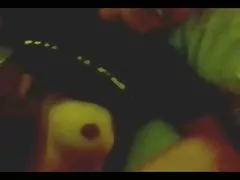 Schönes japanisches Mädchen mit langen Zunge saugt und sammeln cum