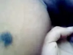 Geile Maki reibt nach oben und unten auf einem Schwanz mit ihren pelzigen muff