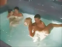 2 Reife Mütter und 2 Jungen ficken in den pool