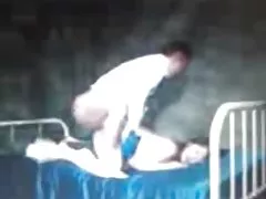 Porno und sex sexy brünette exhibitionist streifen und blinkt in der Öffentlichkeit