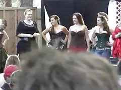 Geile Lehrerin saugt einen Schwanz in ihrem Arbeitszimmer