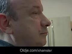 Schwangere Nerd-Brit Trinity Swallows Einige Lasten