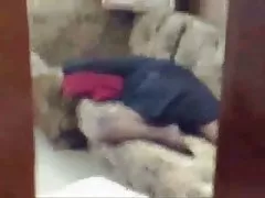 allein auf Couch masturbieren MILF zu Hause