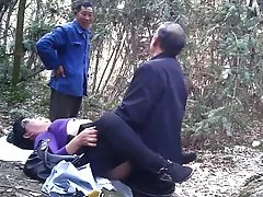 Oma ist geil stunning blonde teen streifen und spreizt ihre beine und esel für die kamera