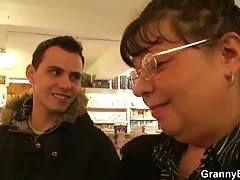 Anzügliche Frau fordert Sex in der Mitte der Massage part1