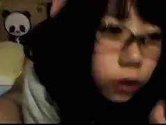 Big Titted asiatischen spielt mit sich selbst in Sofa