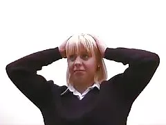 mollig Dessous Verkäuferin zeigt die Ware