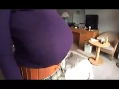 Tätowierte einfach pornografische Dame Strap-On fickt einen Kerl